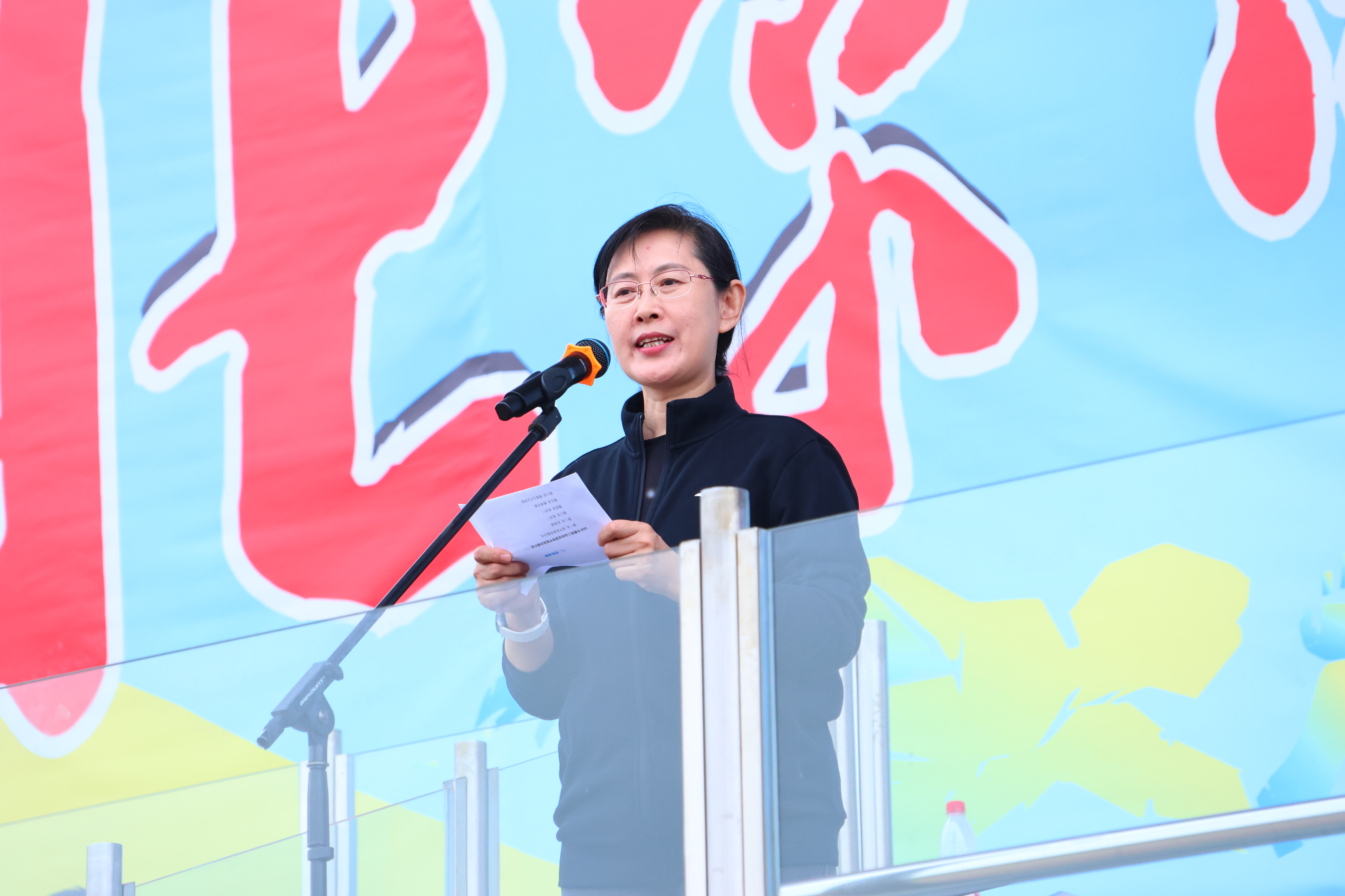 校工会常务副主席于亚梅宣布教职工竞赛成绩.JPG